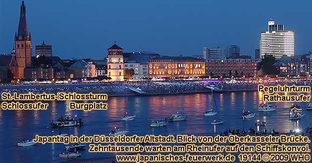 Japantag in der Altstadt von Dsseldorf am Rhein, Blick von der Oberkasseler Brcke: Zehntausende warten am Rheinufer auf den Schiffskonvoi der Rheinschifffahrt Japanisches Feuerwerk.