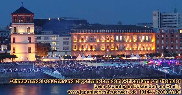 Zehntausende Besucher und Pagoden neben dem Schlossturm am Rheinufer beim Japantag in Düsseldorf am Rhein.